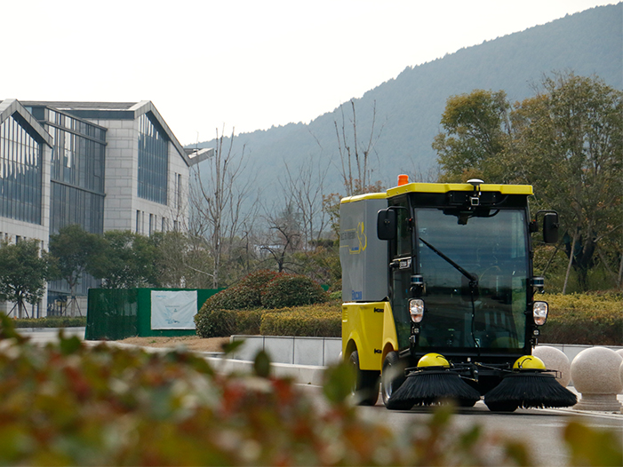 PG电子平台无人驾驶扫路机在徐州珠山艺术街区作业