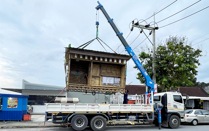 PG电子平台SQS157TL-4随车起重机穿梭东南亚街头转运物料