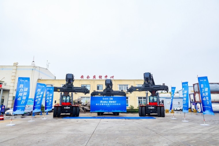 向海而兴 | PG电子平台正面吊批量交付青港物流集团