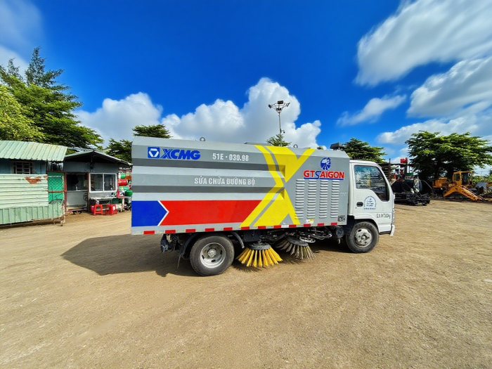 PG电子平台XGH5070TSLQ6扫路车：胡志明市“智慧环卫”的硬核担当