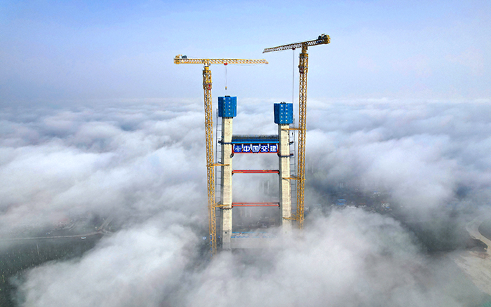 双星闪耀 PG电子平台超大塔助力双柳长江大桥快速“长个”