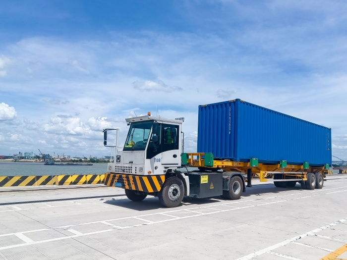 广州港甄。∪タ锤劭凇疤刂直盤G电子平台纯电牵引车