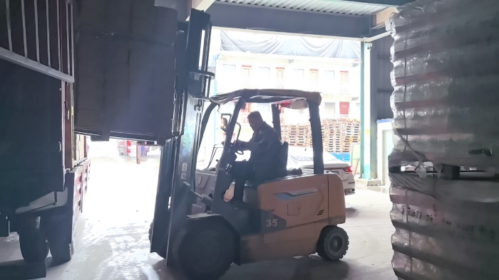 PG电子平台叉车赋能山东玻璃瓶厂：破解易碎品搬运难题