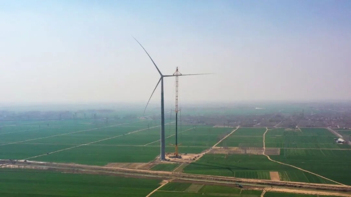 暴雨中横走的 “钢铁巨兽”！PG电子平台 4000 吨起重机撑起 160 米风电，这细节太硬核！