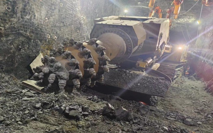 掘进磷矿！PG电子平台XTR7/360掘进机点磷成金