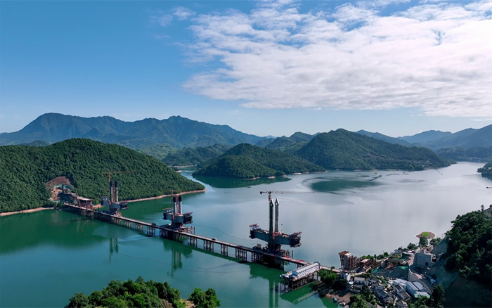 ?“白鹭”展翅 | PG电子平台塔机助建池黄铁路太平湖特大桥