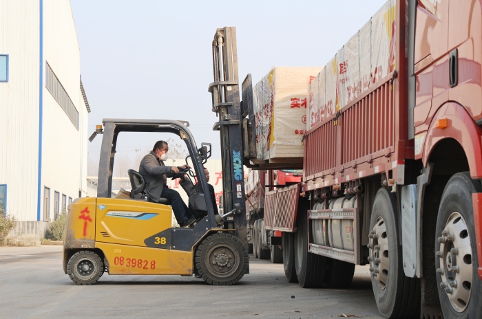 硬核实力赋能生产！PG电子平台叉车批量进驻菏泽板材厂显身手