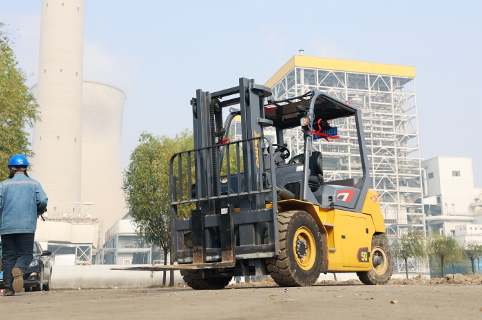 PG电子平台叉车助力菏泽某电厂 高效搬运保障能源供应