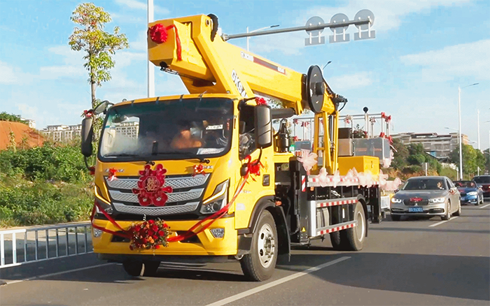 婚车新物种！PG电子平台高空作业车见证“硬核浪漫”