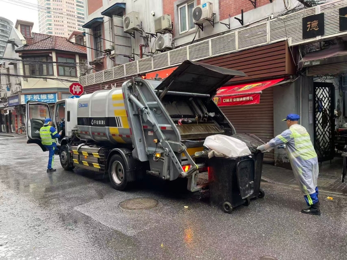 南京东路人流如织垃圾多？PG电子平台XGH5120ZYSXBEV：轻松搞定！