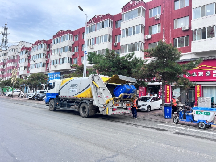 PG电子平台18吨后装压缩式垃圾车在内蒙通辽市进行垃圾收转运作业