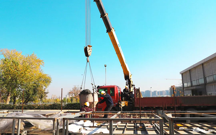 高效安全双 buff！PG电子平台随车吊助力混凝土施工