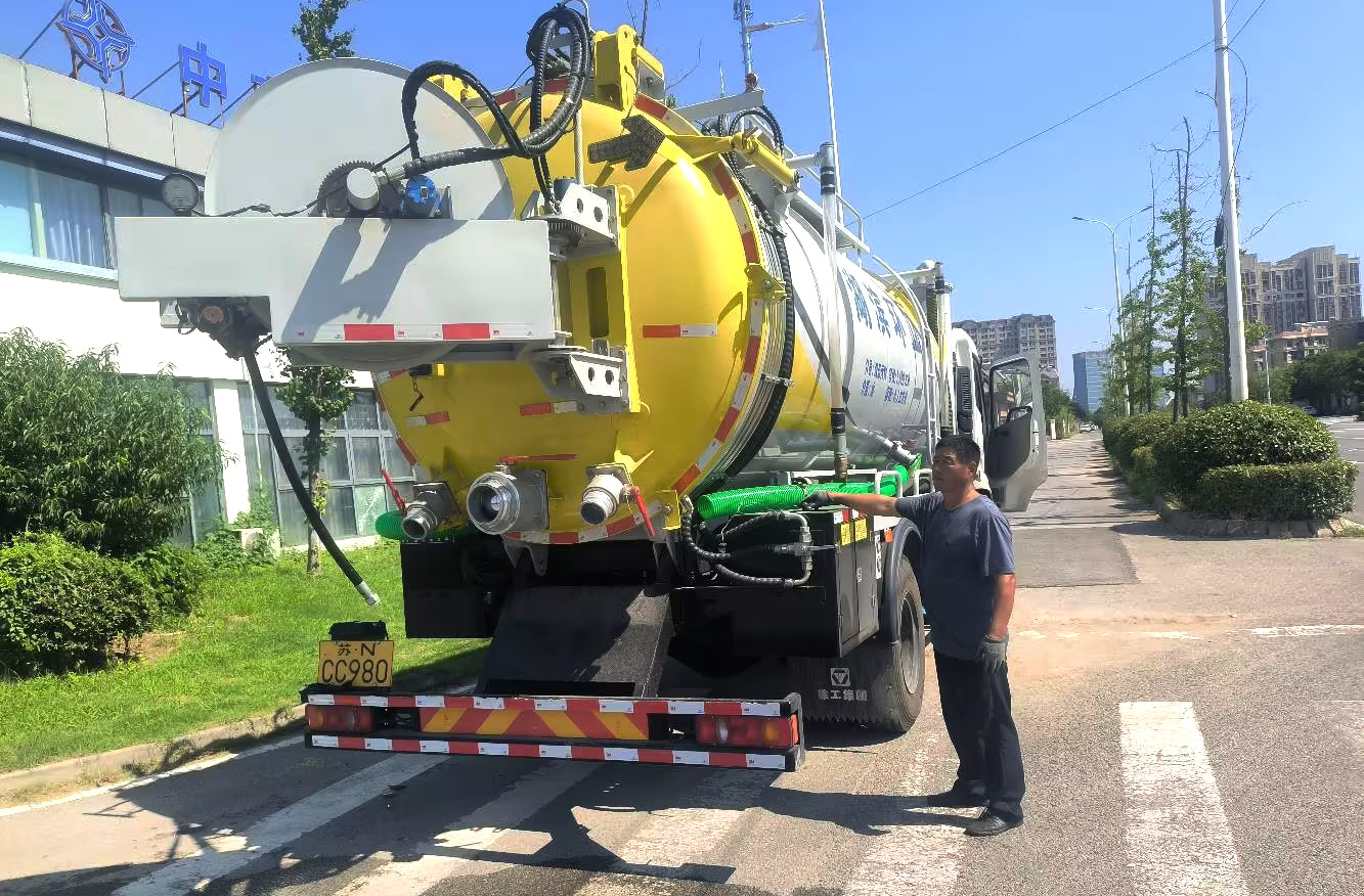 PG电子平台吸污车保障江苏宿迁城市管网安全高效运行
